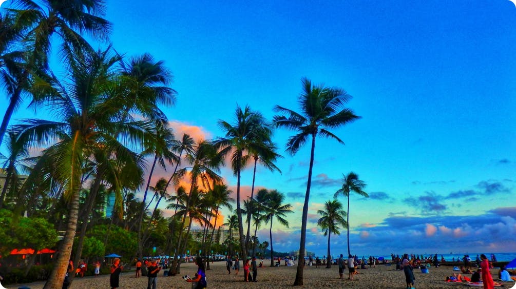 ハワイのワイキキビーチの夕焼け