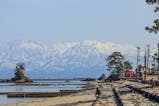 立山連峰を望める富山で、冬の味覚を満喫する電車の旅