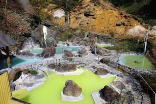 解放露天でいただく、超濃厚な硫黄泉！雄大な自然に癒やされる万座の旅