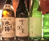 雪山の伏流水と厳寒が育んだ日本酒を、札幌と旭川で味わい尽くす旅